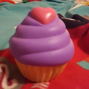 A squishy cupcake very slow riseing